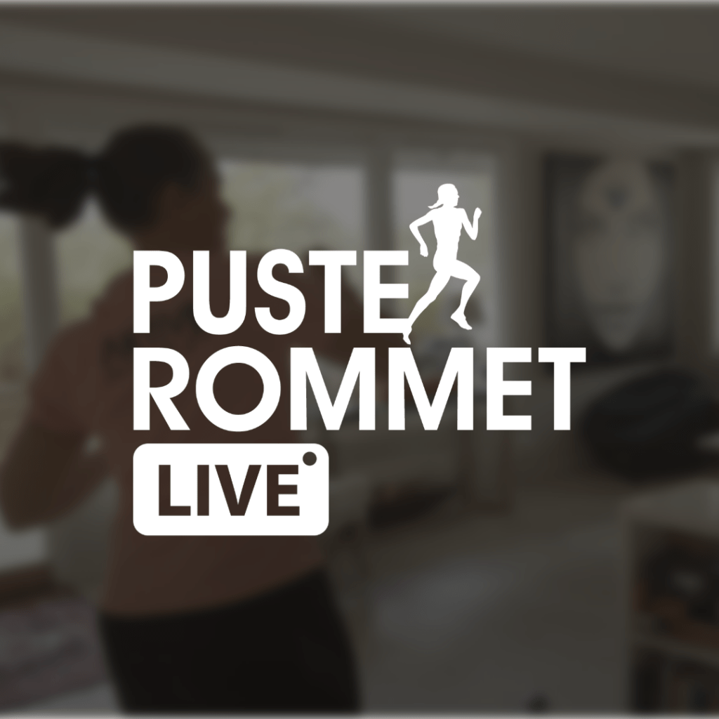 Text overlay with 'PUSTEROMMET LIVE' against a blurred background featuring a person in motion indoors.