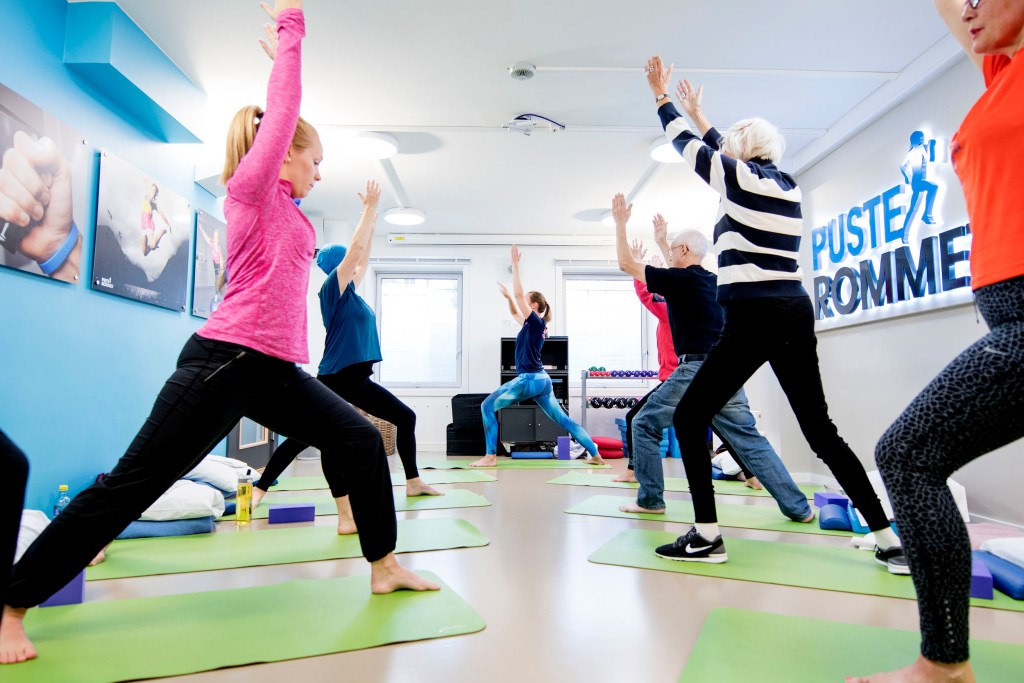 En gruppe mennesker deltar i en treningsøkt i Pusterommet, med fokus på fysisk aktivitet og rehabilitering for kreftpasienter.